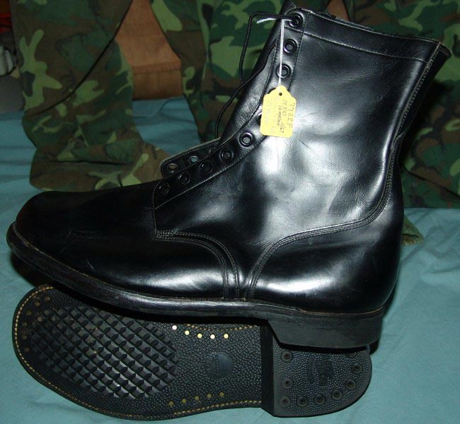 US military size 4 R jungle jump boots  UNUSED NOS black hot weather speed